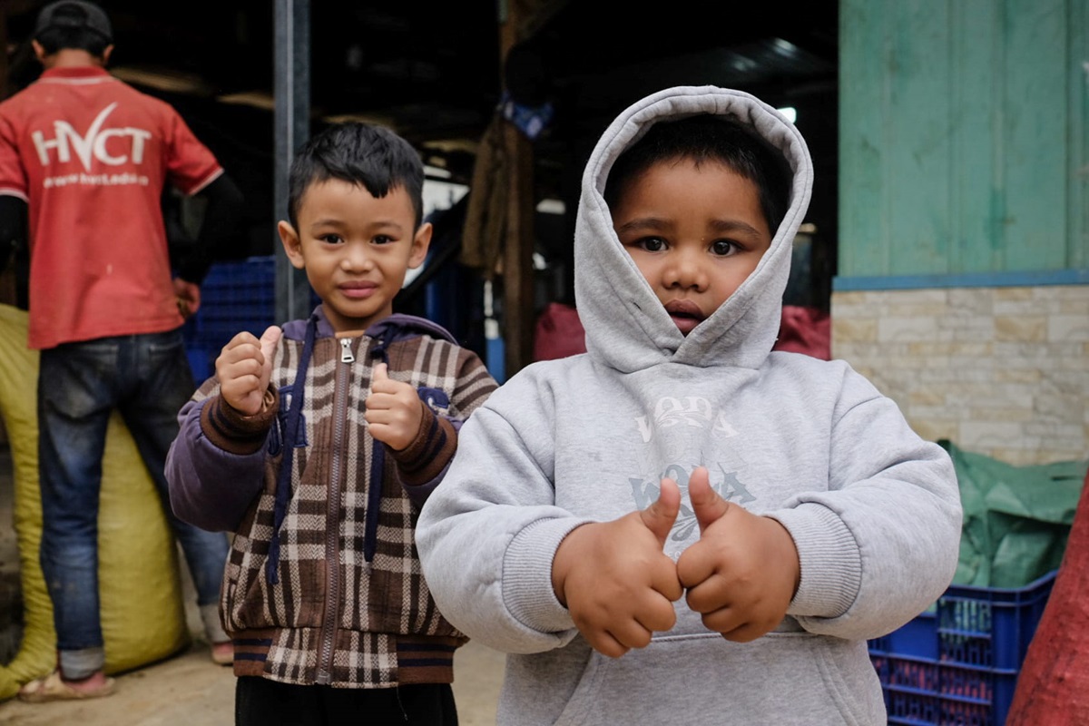 30 Vietnamské děti při skladišti